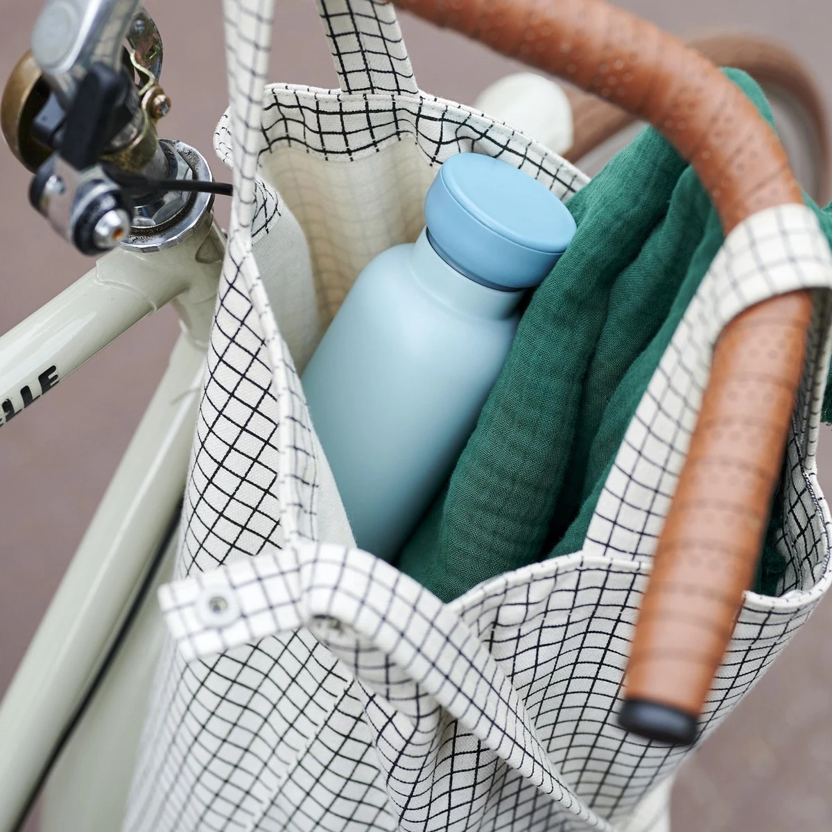 Mepal – Isoleerfles Ellipse 900 Ml – Houdt Je Drankje 12 Uur Warm En 24 Uur Koud – Natural Brushed – Geschikt Voor Bruiswater – Thermosfles – Lekdicht - Afbeelding 5