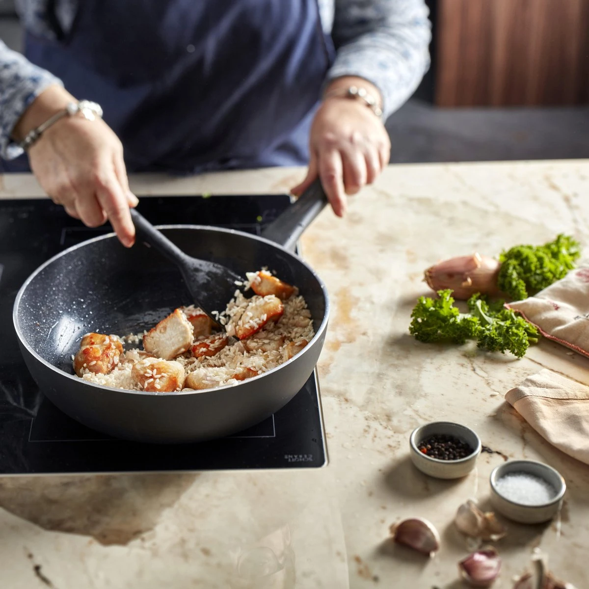 Demeyere Alu Classico 3 Wokpan – Inductie – Ceraforce Keramische Antikleeflaag – 28 Cm – PTFE En PFAS Vrij - Afbeelding 5